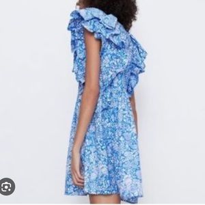 Pinch Ruffle Accent Short Sleeve Blue and White Floral Dress Size M